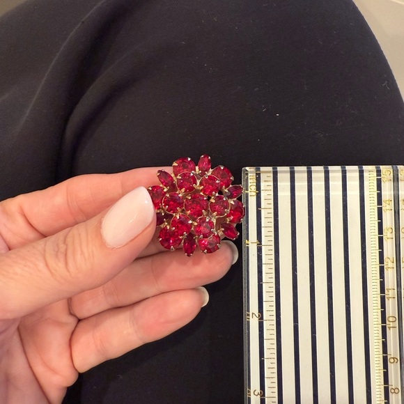 Albert Weiss crystal Red Brooch, classic vintage piece! - Picture 5 of 7